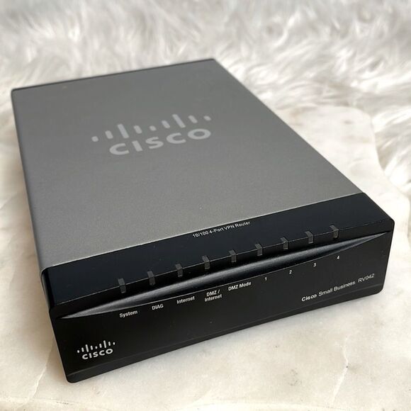 CISCO Router RV042  - Picture 1 of 5